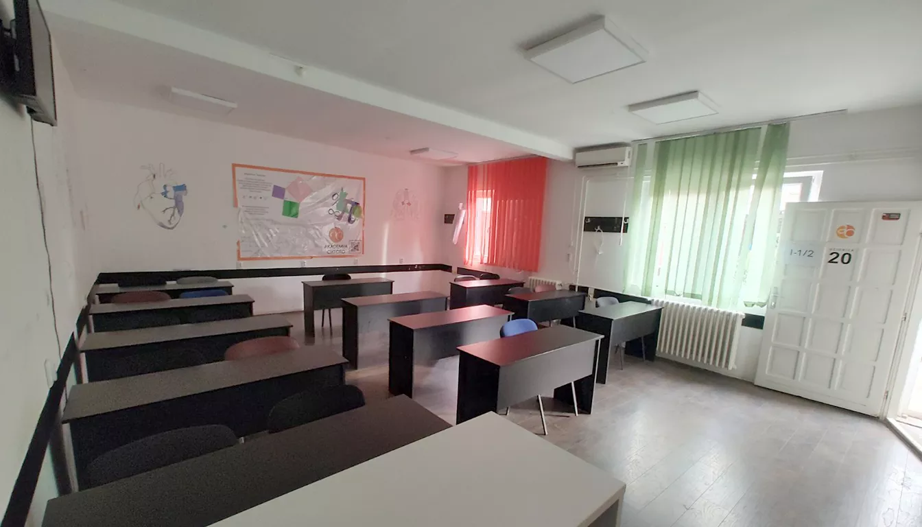 Prijemni pult i hodnik škole u Novom Sadu