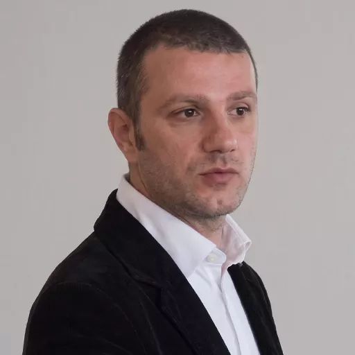Nebojša L. — Predavač