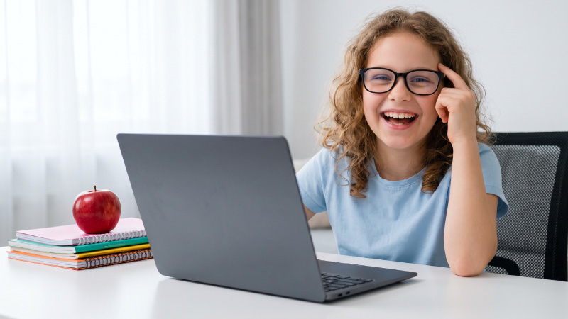 Dečak na online času engleskog jezika - Oxford Kids Online