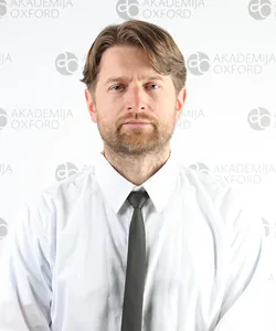 Siniša — Profesor norveškog, Akademija Oxford Užice
